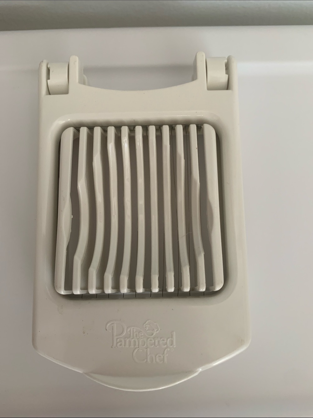 The Pampered Chef White Egg Slicer with Ribbed Cutting Grid